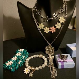 Floral 🌸Jewelry 🌸Motiff sterling silver daisy some fun jewelry